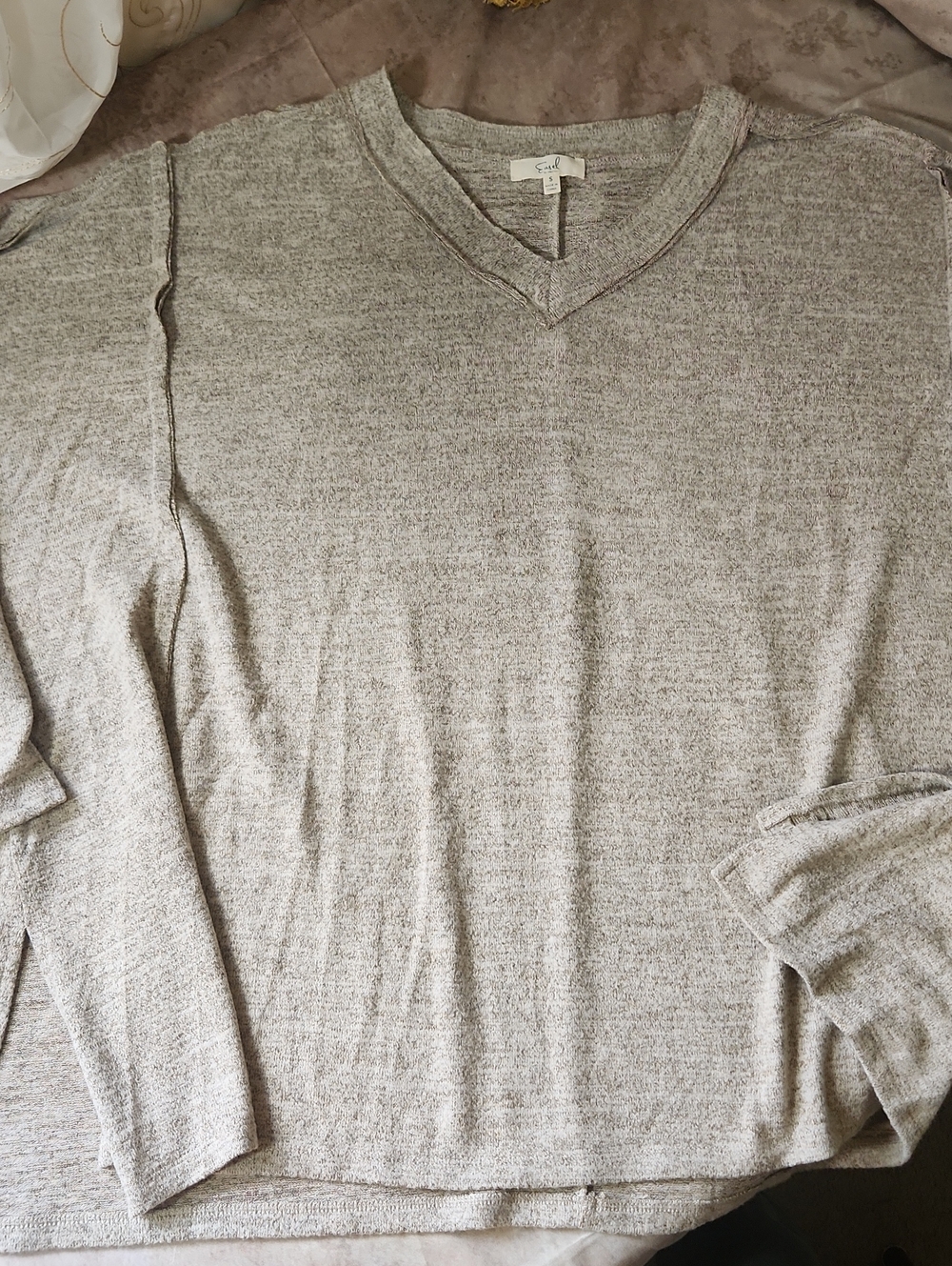 easel Light Gray,/taupe V-Neck Women's Sweater